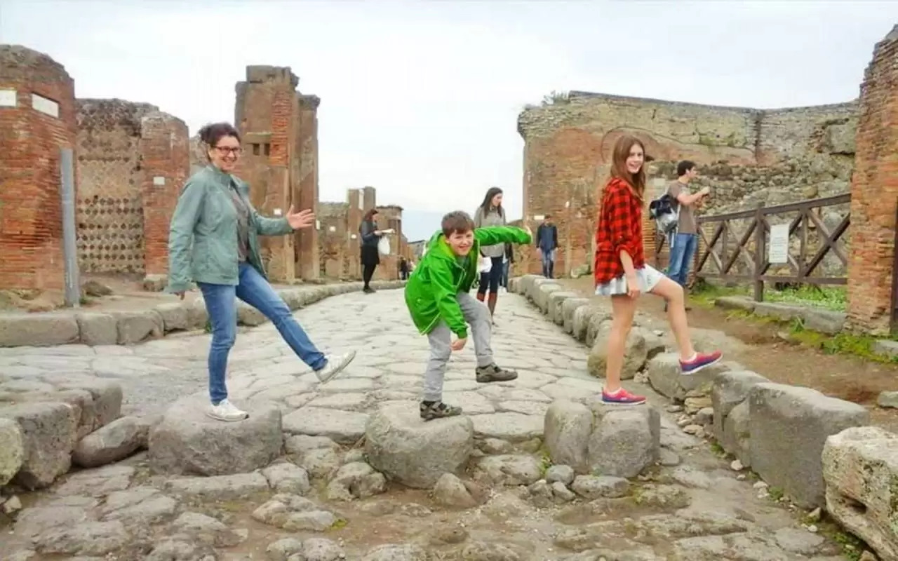 Pompeii: 2-hour private guided tour for children
